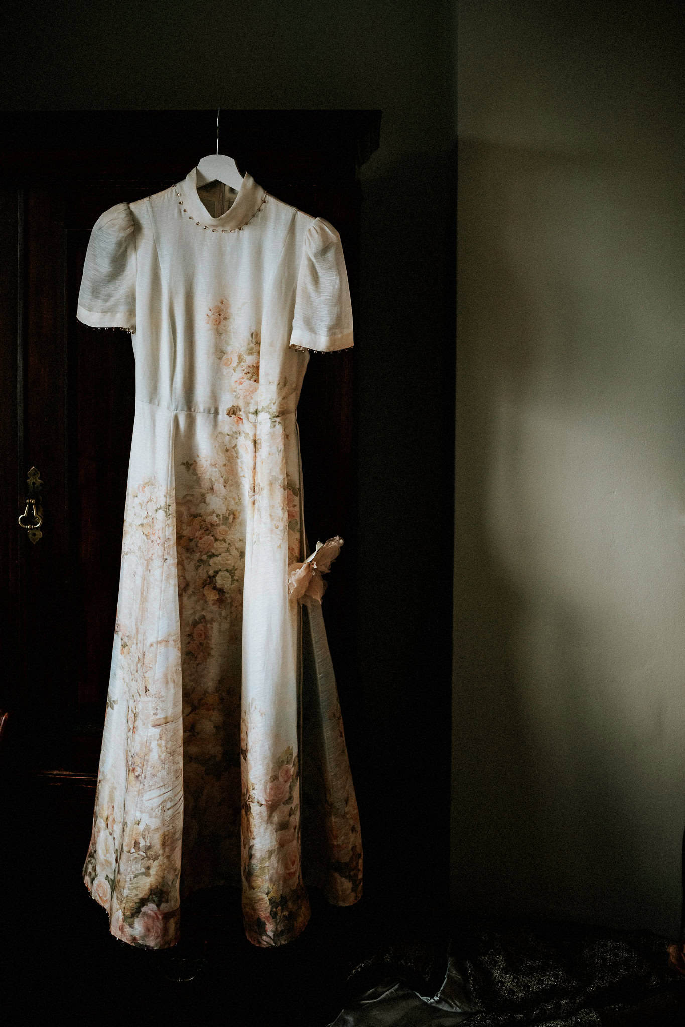 A London wedding in Chelsea Old Town Hall and Cavalry & Guards Club by UK wedding photographer Andy Turner