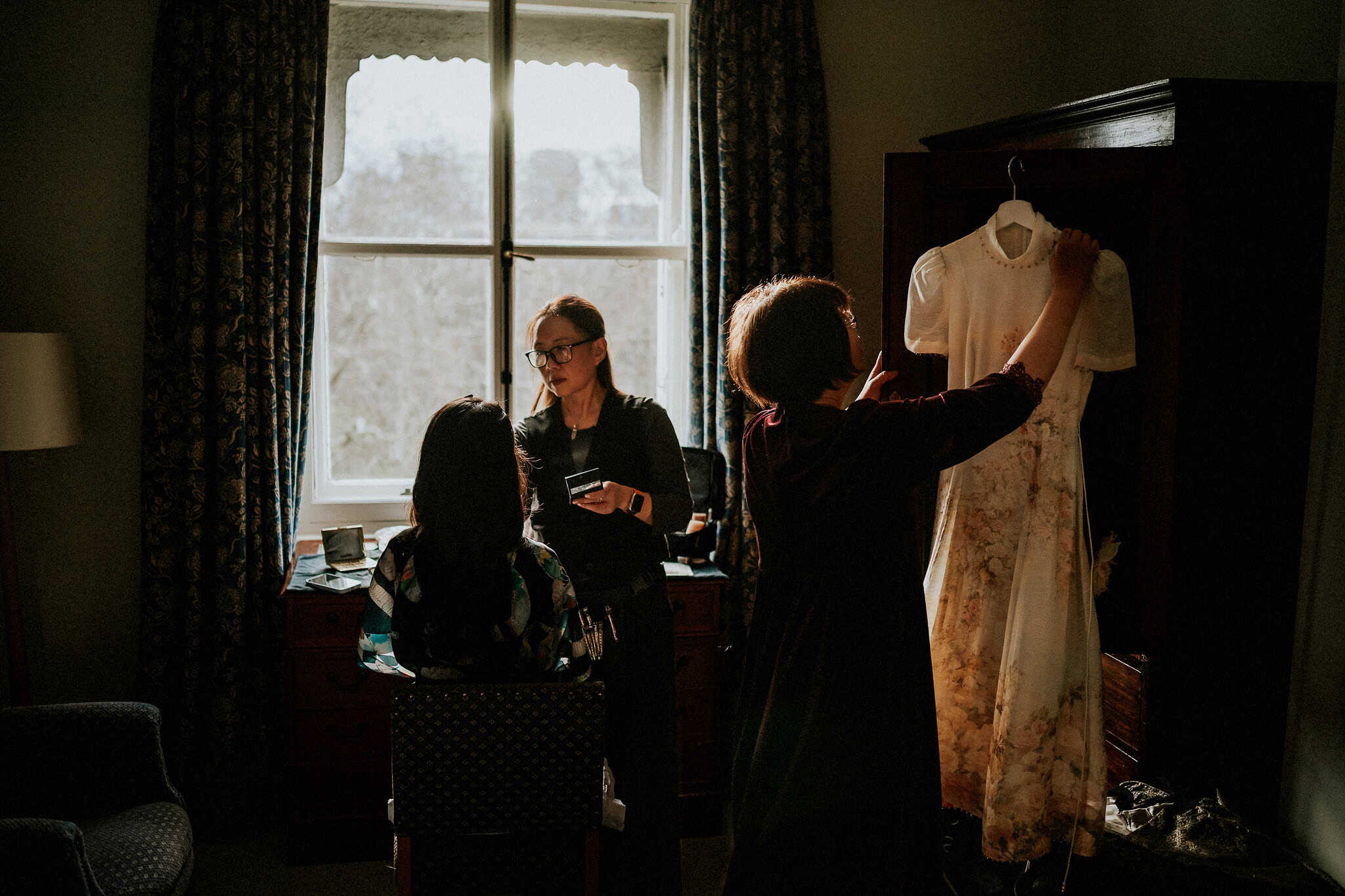 A London wedding in Chelsea Old Town Hall and Cavalry & Guards Club by UK wedding photographer Andy Turner